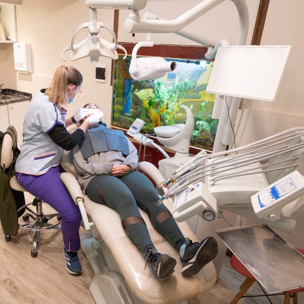 Implantología, Rehabilitación dental, Limpieza dental, Operatoria dental, Endodoncia mecanizada, Ortopedia y ortodoncia, Estética dental en Bahía Blanca - Consultorio odontológico privado.